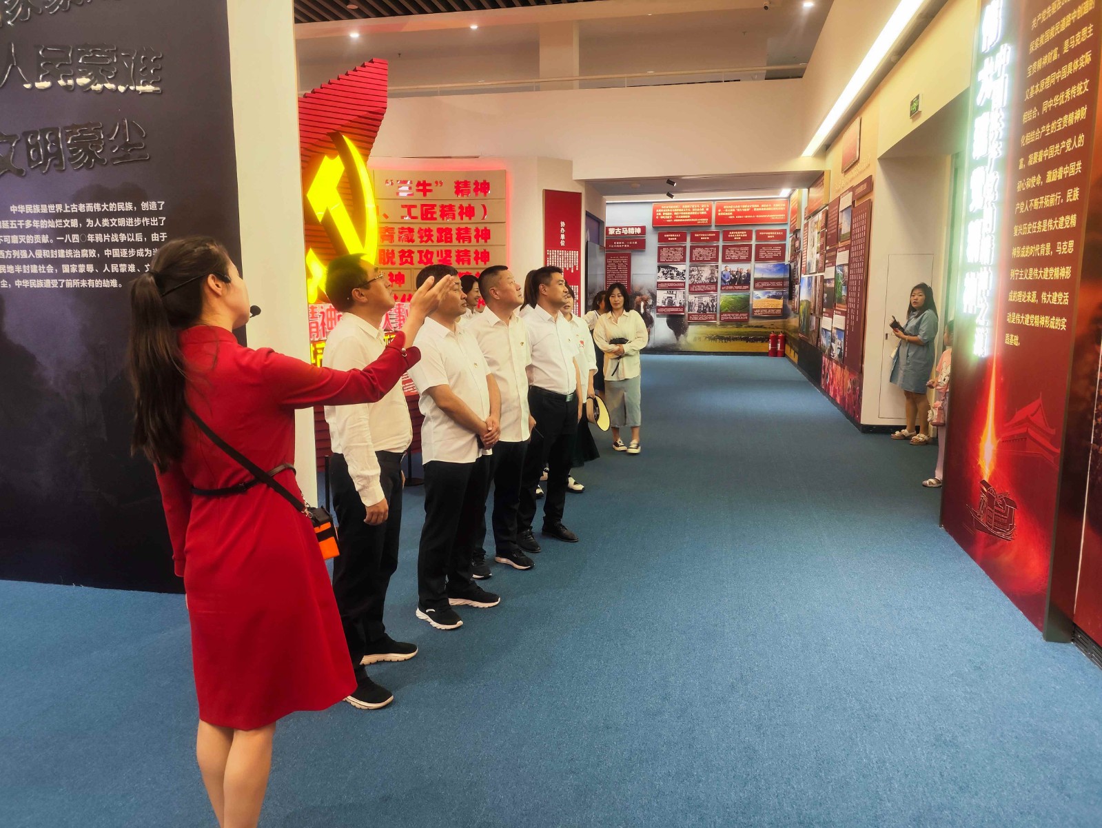金融集團組織參觀“偉大精神引領偉大事(shì)業”——中國(guó)共産黨人精神譜系主題展圖2_.jpg