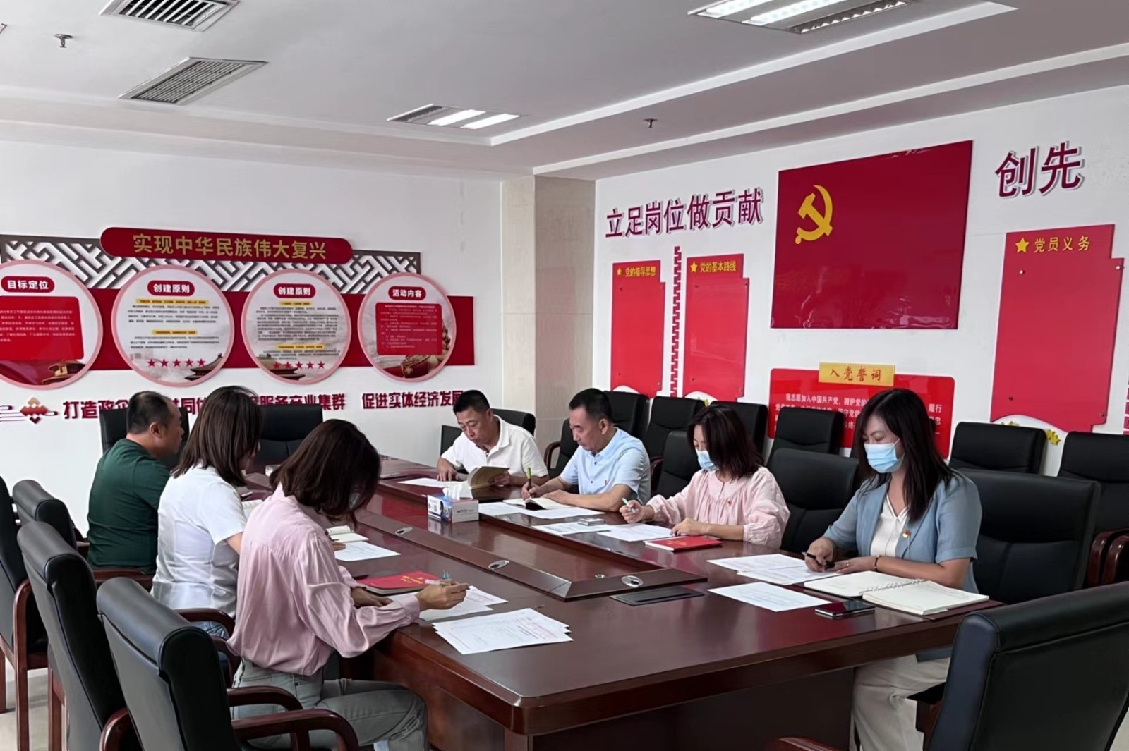9.20學(xué)先進(jìn) 悟初心 找差距明方向(xiàng)——金創供應鏈公司黨支部開(kāi)展學(xué)習先進(jìn)模範人物武荷香事(shì)迹座談會圖1.jpg