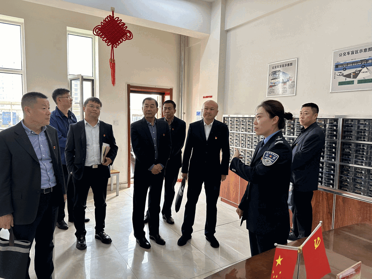 集團黨委組織全體職工赴市公交三公司參觀學(xué)習圖.gif