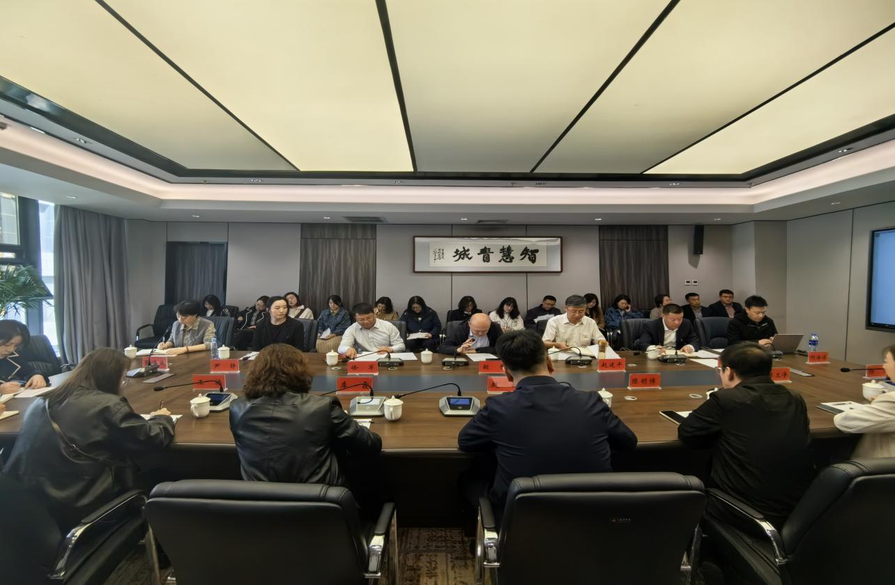 金融集團黨委召開(kāi)第六次理論學(xué)習中心組（擴大）學(xué)習會圖4.jpg