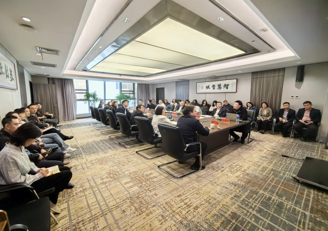 金融集團黨委召開(kāi)第六次理論學(xué)習中心組（擴大）學(xué)習會圖7.jpg