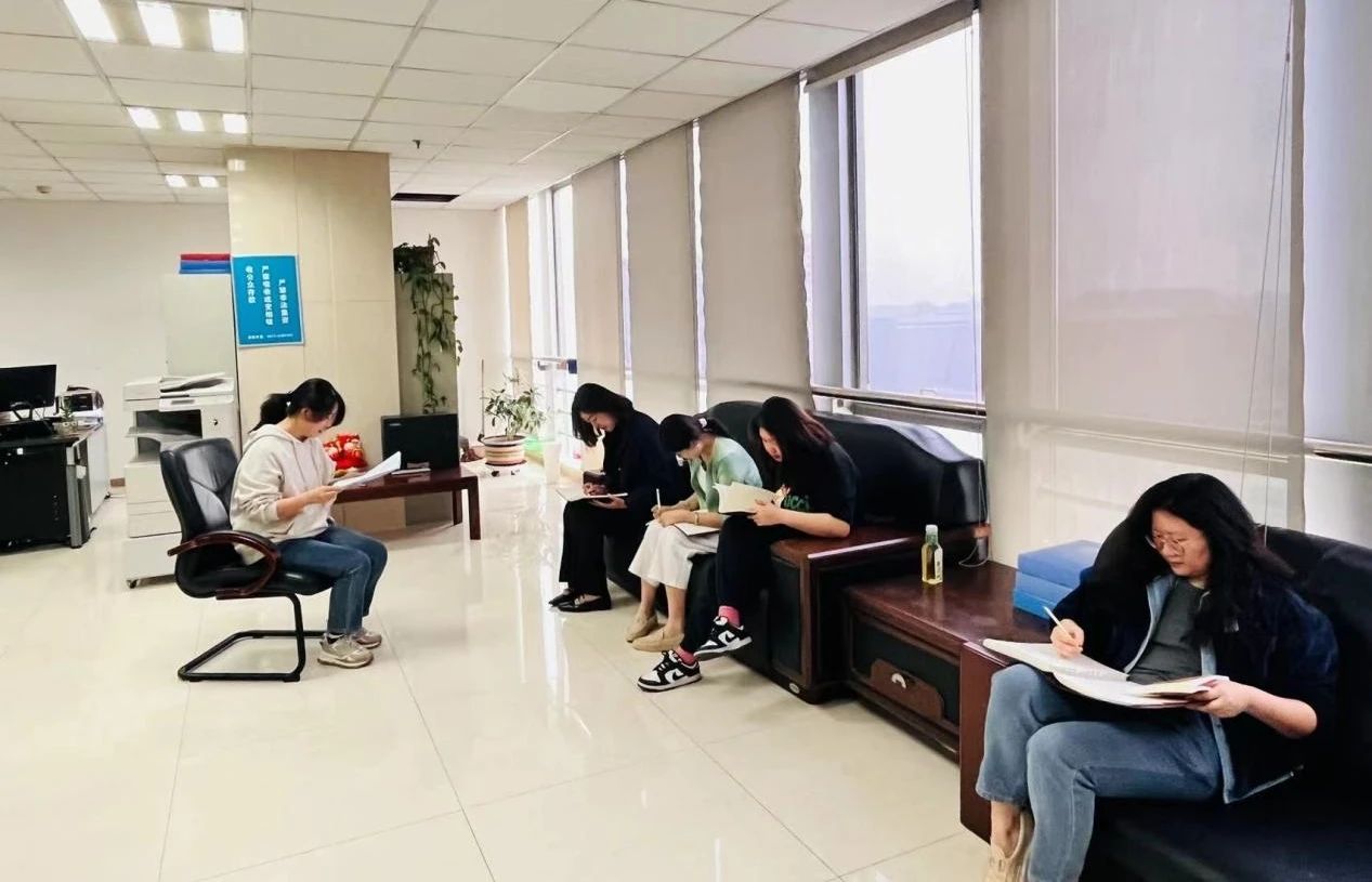 4.19擔保公司黨支部組織全體黨員深入學(xué)習保密法.jpg