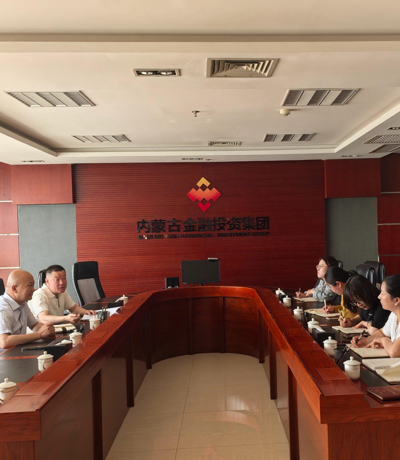 呼和浩特投資公司黨支部召開(kāi)專題學(xué)習會.jpg