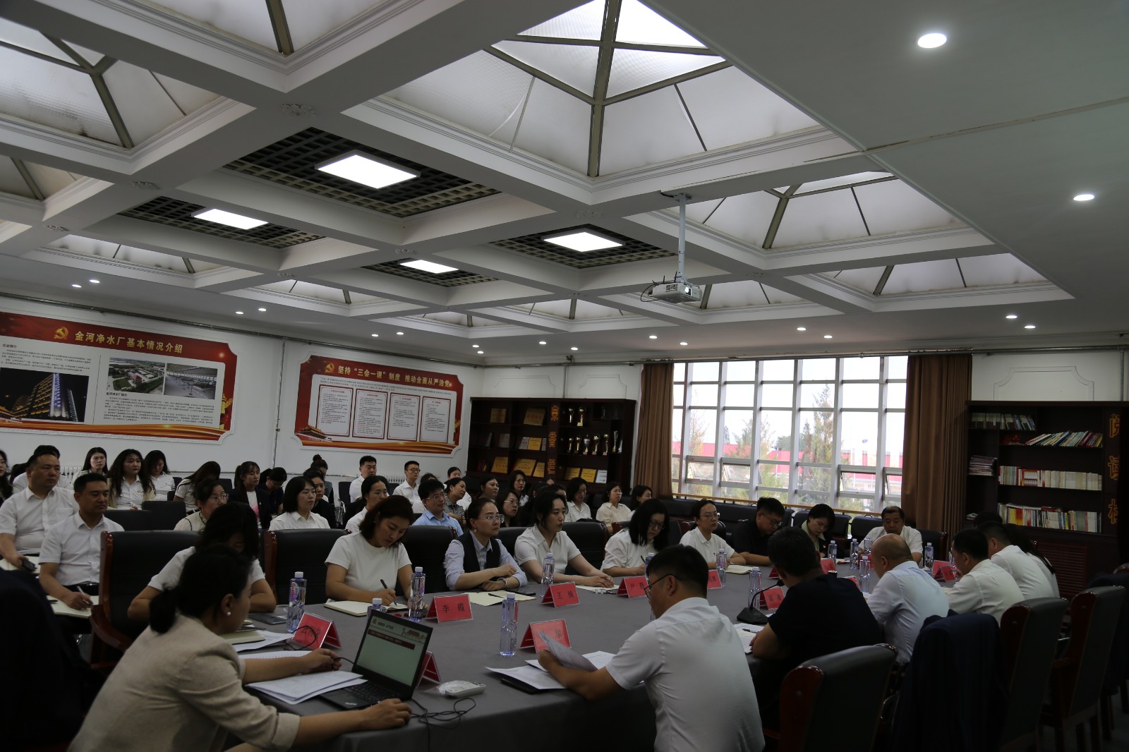 中心組（擴大）學(xué)習會議02.jpg